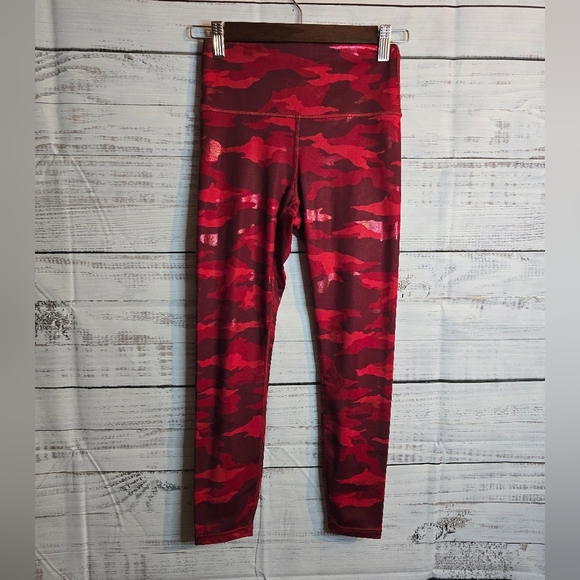 Athleta Red Camo 7/8 Tight Leggings Womans Size Xsmall Highwaisted - Picture 1 of 7